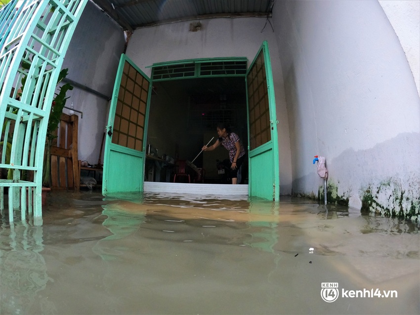 Ảnh: Khu dân cư giữa trung tâm Đà Nẵng bị ngập sâu sau mưa lớn, nhiều gia đình bồng con đi gửi nơi khác - Ảnh 14.