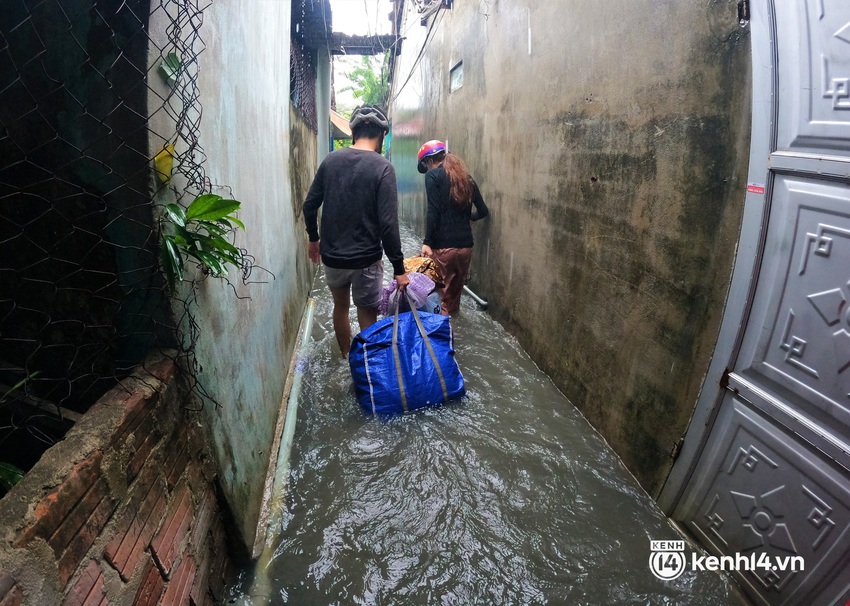 Ảnh: Khu dân cư giữa trung tâm Đà Nẵng bị ngập sâu sau mưa lớn, nhiều gia đình bồng con đi gửi nơi khác - Ảnh 19.