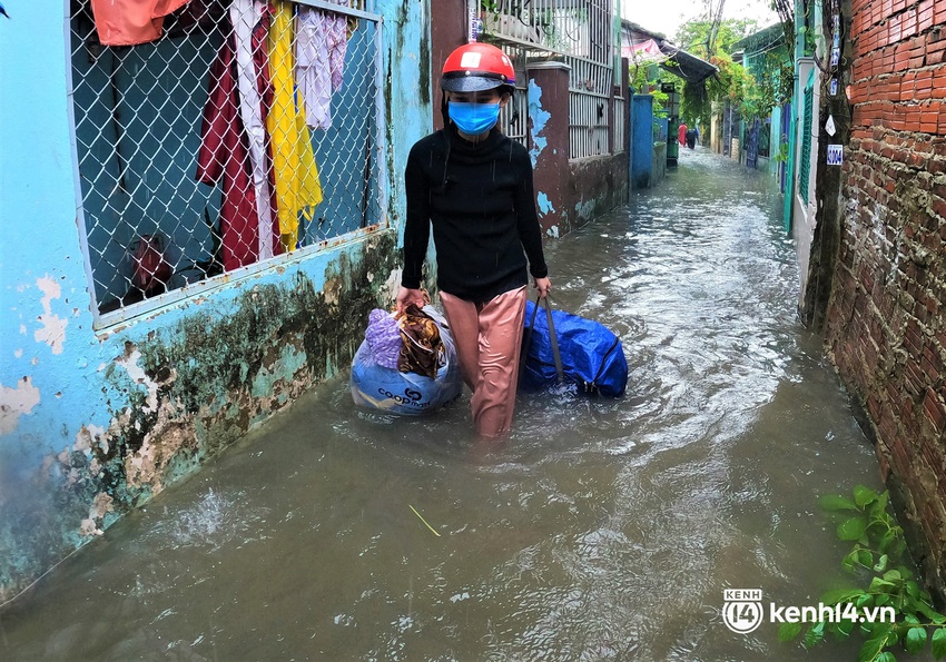 Ảnh: Khu dân cư giữa trung tâm Đà Nẵng bị ngập sâu sau mưa lớn, nhiều gia đình bồng con đi gửi nơi khác - Ảnh 9.
