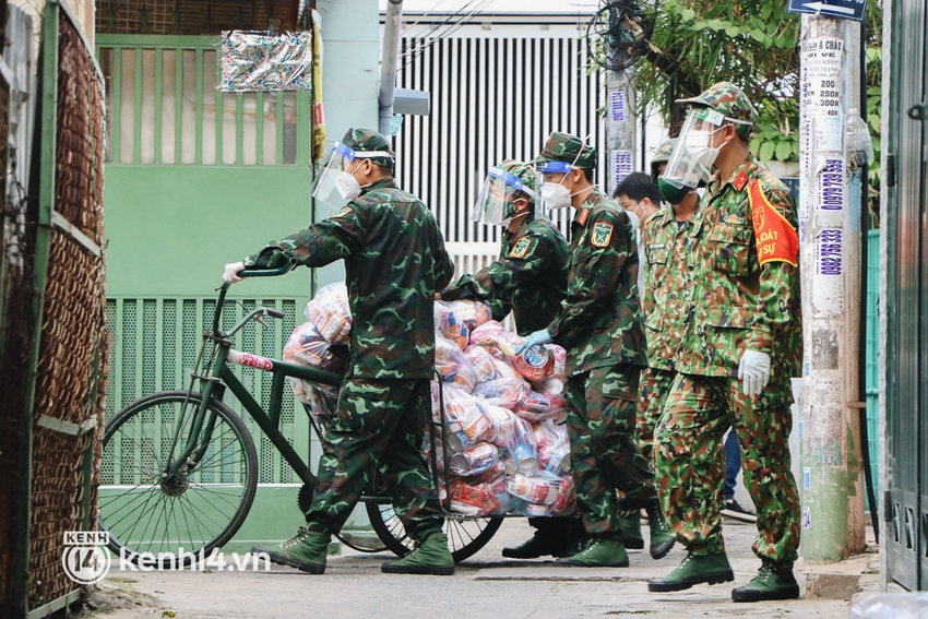 Ảnh: Quân đội dùng xe đạp thồ hàng trăm kg gạo và thực phẩm đến người dân trong hẻm nhỏ Sài Gòn - Ảnh 10.