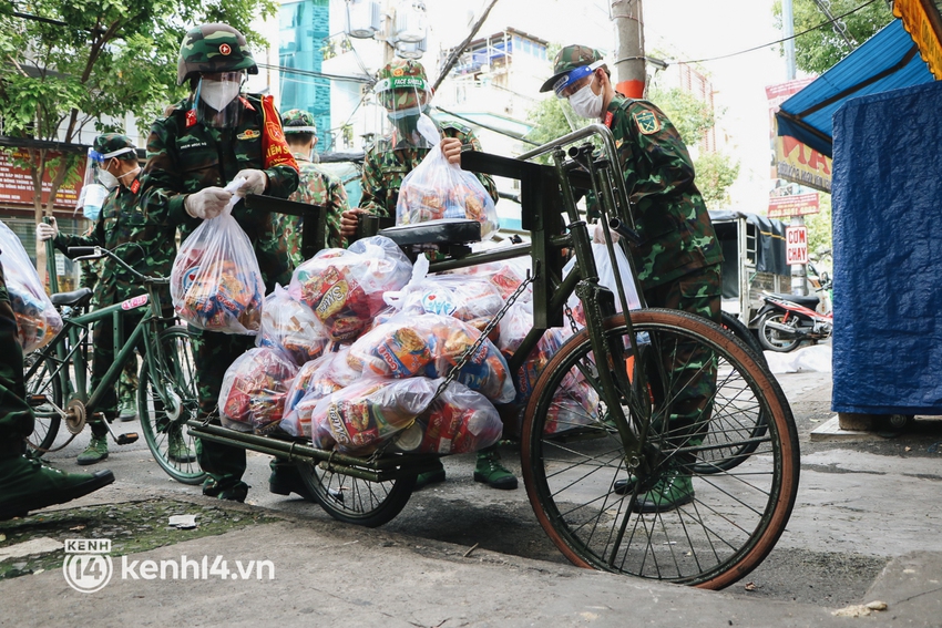 Ảnh: Quân đội dùng xe đạp thồ hàng trăm kg gạo và thực phẩm đến người dân trong hẻm nhỏ Sài Gòn - Ảnh 8.