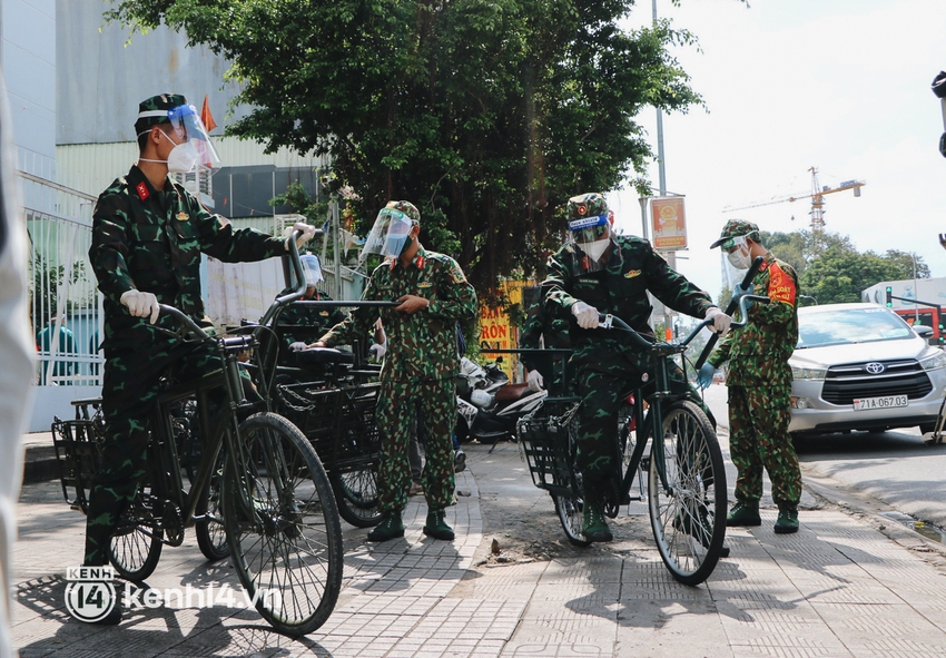 Ảnh: Quân đội dùng xe đạp thồ hàng trăm kg gạo và thực phẩm đến người dân trong hẻm nhỏ Sài Gòn - Ảnh 2.