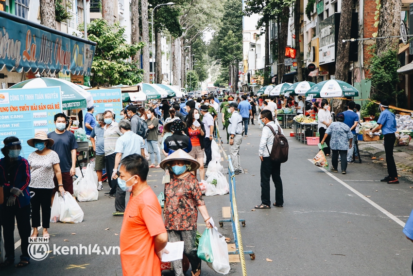 TP.HCM lần đầu họp chợ trên đường phố, người dân phấn khởi đi mua thực phẩm giá bình dân - Ảnh 18.