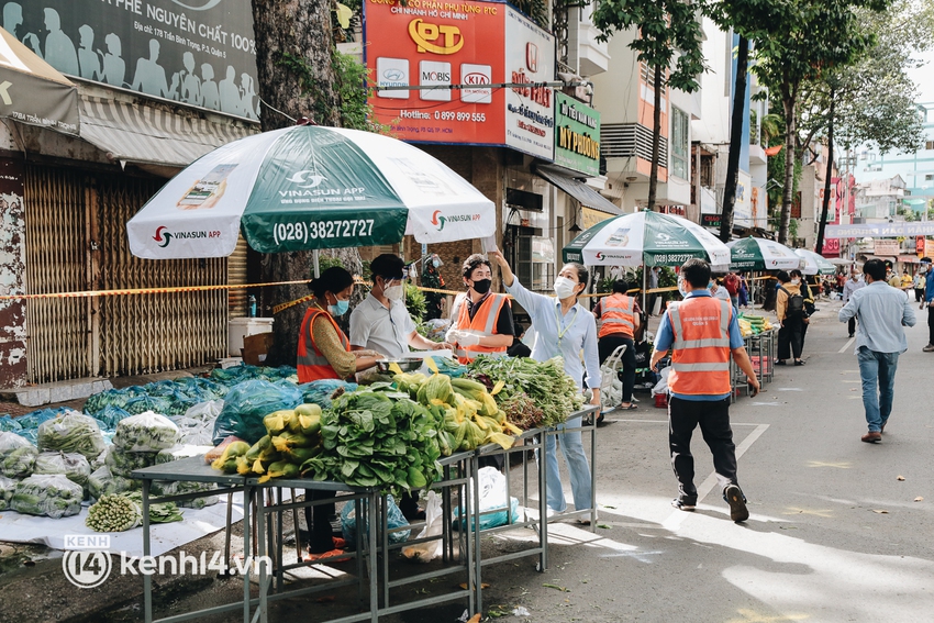 TP.HCM lần đầu họp chợ trên đường phố, người dân phấn khởi đi mua thực phẩm giá bình dân - Ảnh 6.