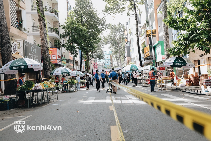 TP.HCM lần đầu họp chợ trên đường phố, người dân phấn khởi đi mua thực phẩm giá bình dân - Ảnh 4.