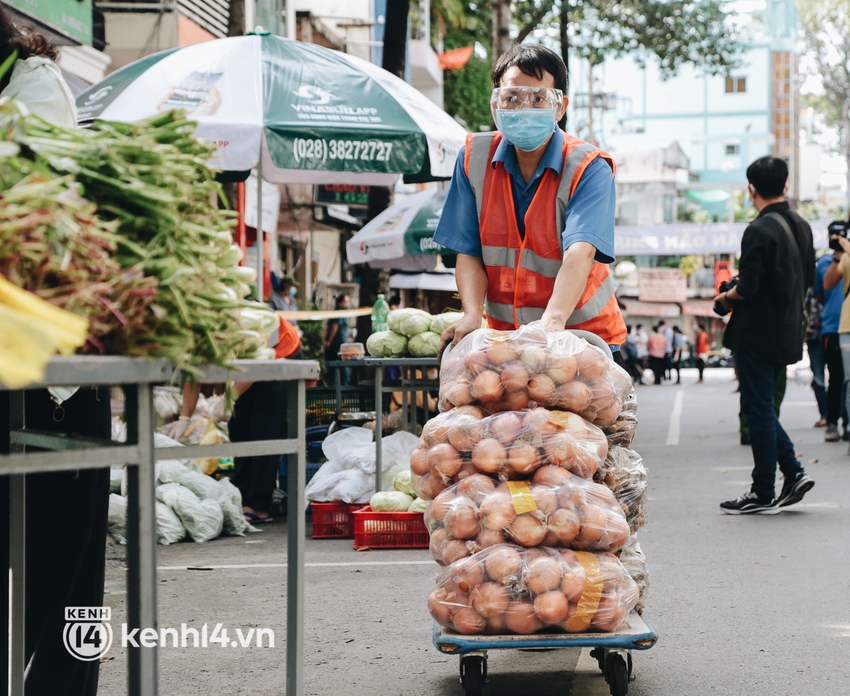 TP.HCM lần đầu họp chợ trên đường phố, người dân phấn khởi đi mua thực phẩm giá bình dân - Ảnh 9.