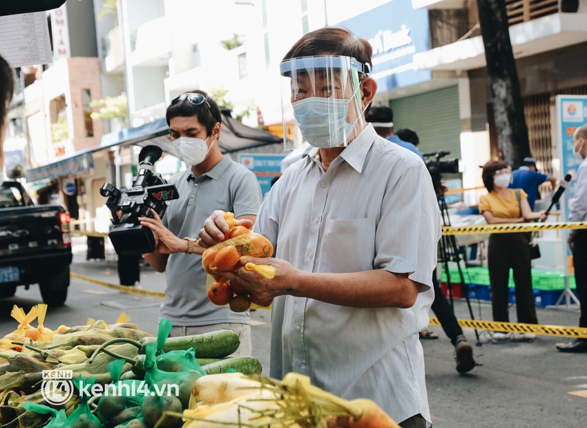 TP.HCM lần đầu họp chợ trên đường phố, người dân phấn khởi đi mua thực phẩm giá bình dân - Ảnh 11.