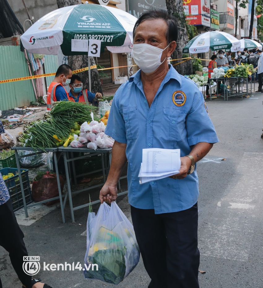 TP.HCM lần đầu họp chợ trên đường phố, người dân phấn khởi đi mua thực phẩm giá bình dân - Ảnh 16.
