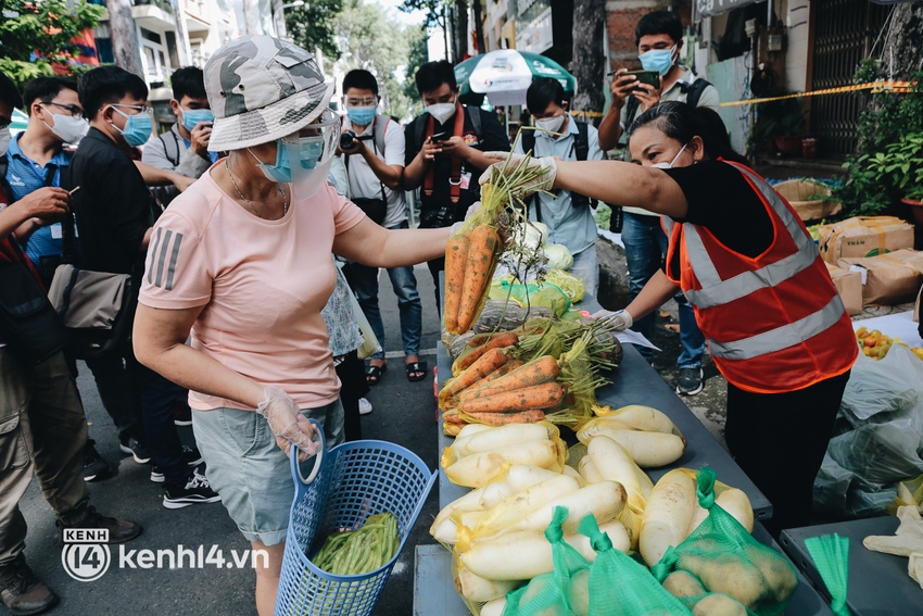 TP.HCM lần đầu họp chợ trên đường phố, người dân phấn khởi đi mua thực phẩm giá bình dân - Ảnh 14.