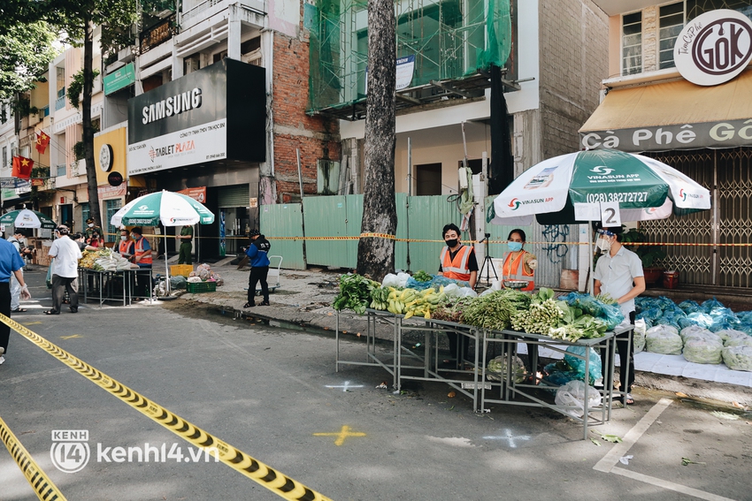 TP.HCM lần đầu họp chợ trên đường phố, người dân phấn khởi đi mua thực phẩm giá bình dân - Ảnh 5.