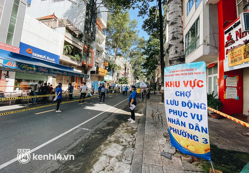 TP.HCM lần đầu họp chợ trên đường phố, người dân phấn khởi đi mua thực phẩm giá bình dân - Ảnh 1.