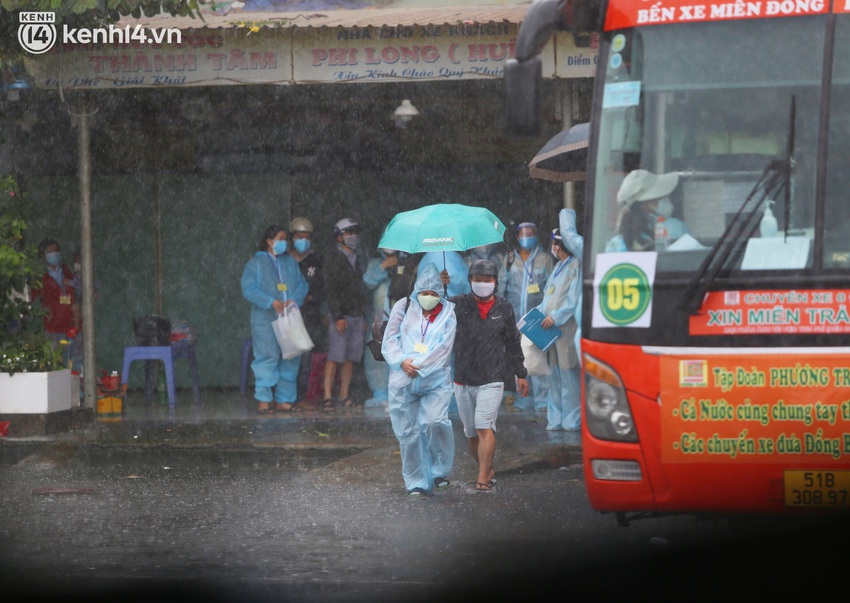 Hàng trăm bà bầu đội mưa, đợi xe về Quảng Ngãi sau bao ngày trông ngóng: Được về là tốt lắm rồi - Ảnh 3.