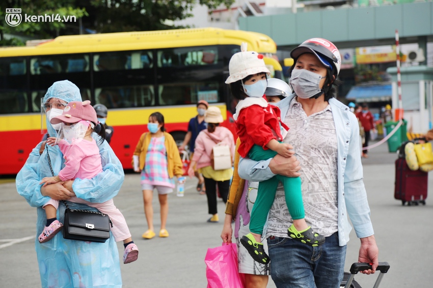 Hàng trăm bà bầu đội mưa, đợi xe về Quảng Ngãi sau bao ngày trông ngóng: Được về là tốt lắm rồi - Ảnh 6.