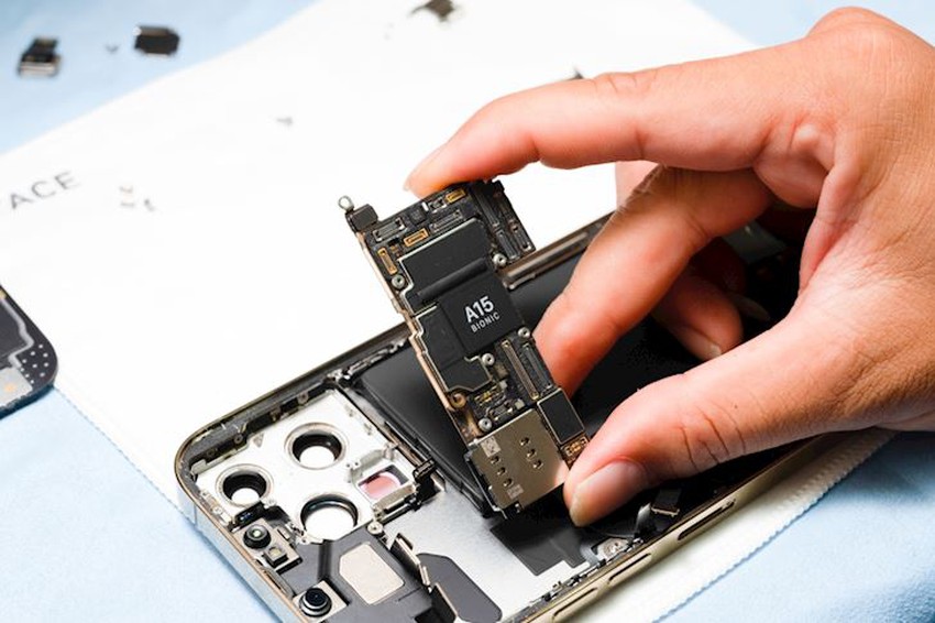 Hình ảnh mổ bụng chiếc iPhone 13 Pro Max đầu tiên tại Việt Nam, bên trong chiếc smartphone xịn xò này có gì? - Ảnh 7.