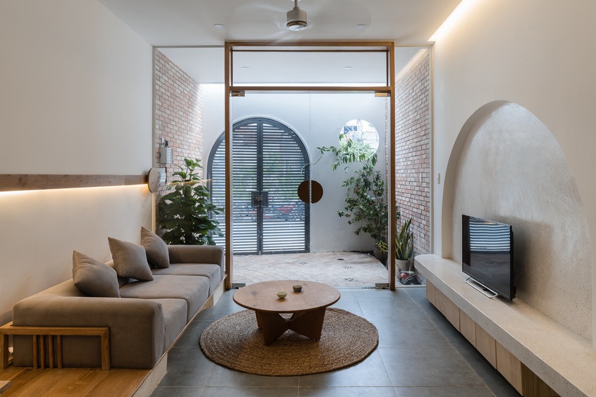 Nh&agrave; 50m2 ở S&agrave;i G&ograve;n g&acirc;y ấn tượng ngay ph&uacute;t đầu với tường trắng v&agrave; cổng v&ograve;m n&ecirc;n thơ, v&agrave;o b&ecirc;n trong lại c&agrave;ng thấy tinh tế g&igrave; đ&acirc;u - Ảnh 4.