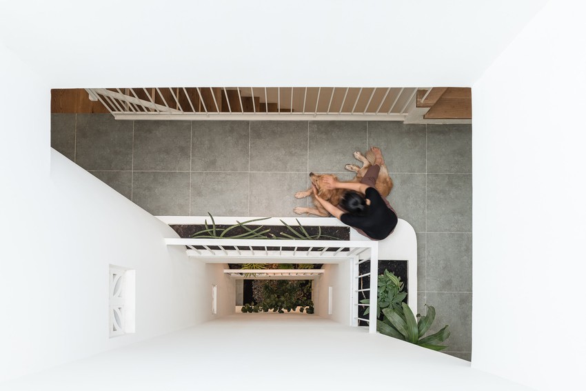 Nh&agrave; 50m2 ở S&agrave;i G&ograve;n g&acirc;y ấn tượng ngay ph&uacute;t đầu với tường trắng v&agrave; cổng v&ograve;m n&ecirc;n thơ, v&agrave;o b&ecirc;n trong lại c&agrave;ng thấy tinh tế g&igrave; đ&acirc;u - Ảnh 12.