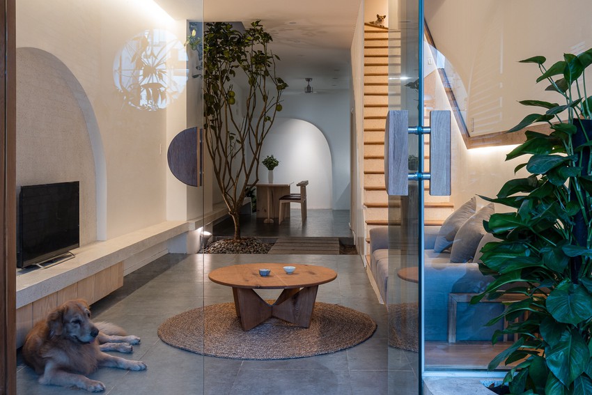 Nh&agrave; 50m2 ở S&agrave;i G&ograve;n g&acirc;y ấn tượng ngay ph&uacute;t đầu với tường trắng v&agrave; cổng v&ograve;m n&ecirc;n thơ, v&agrave;o b&ecirc;n trong lại c&agrave;ng thấy tinh tế g&igrave; đ&acirc;u - Ảnh 5.