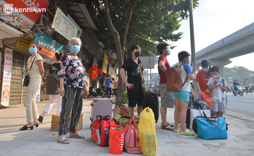 Hà Nội: Hơn 1.100 người dân tại ổ dịch Thanh Xuân Trung mặc áo bảo hộ kín mít, tự tay dỡ niêm phong trở về nhà - Ảnh 1.