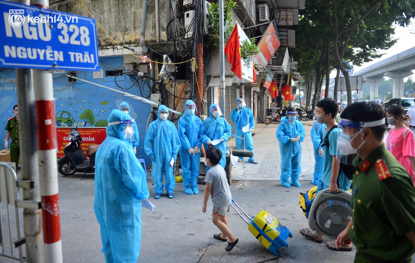 Hà Nội: Hơn 1.100 người dân tại ổ dịch Thanh Xuân Trung mặc áo bảo hộ kín mít, tự tay dỡ niêm phong trở về nhà - Ảnh 2.