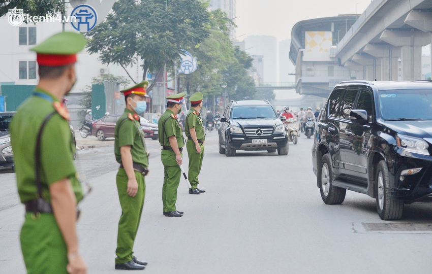 Hà Nội: Hơn 1.100 người dân tại ổ dịch Thanh Xuân Trung mặc áo bảo hộ kín mít, tự tay dỡ niêm phong trở về nhà - Ảnh 4.