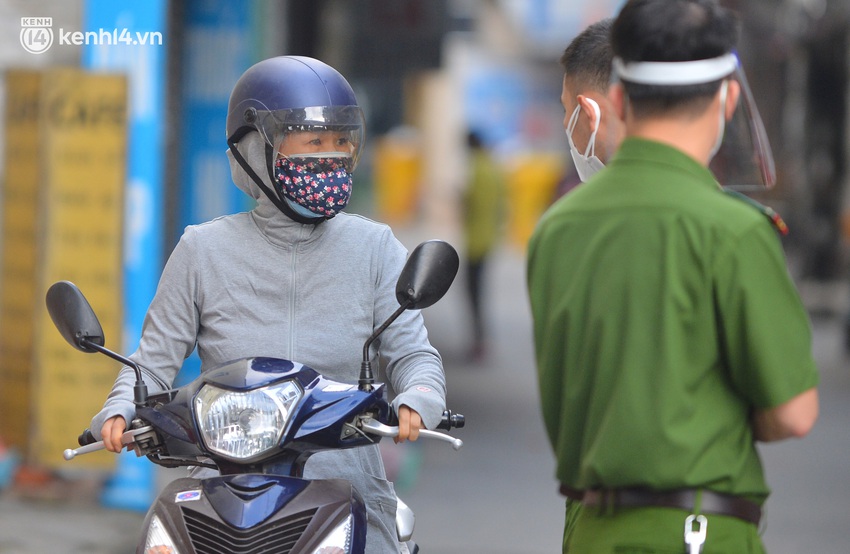 Hà Nội: Hơn 1.100 người dân tại ổ dịch Thanh Xuân Trung mặc áo bảo hộ kín mít, tự tay dỡ niêm phong trở về nhà - Ảnh 12.