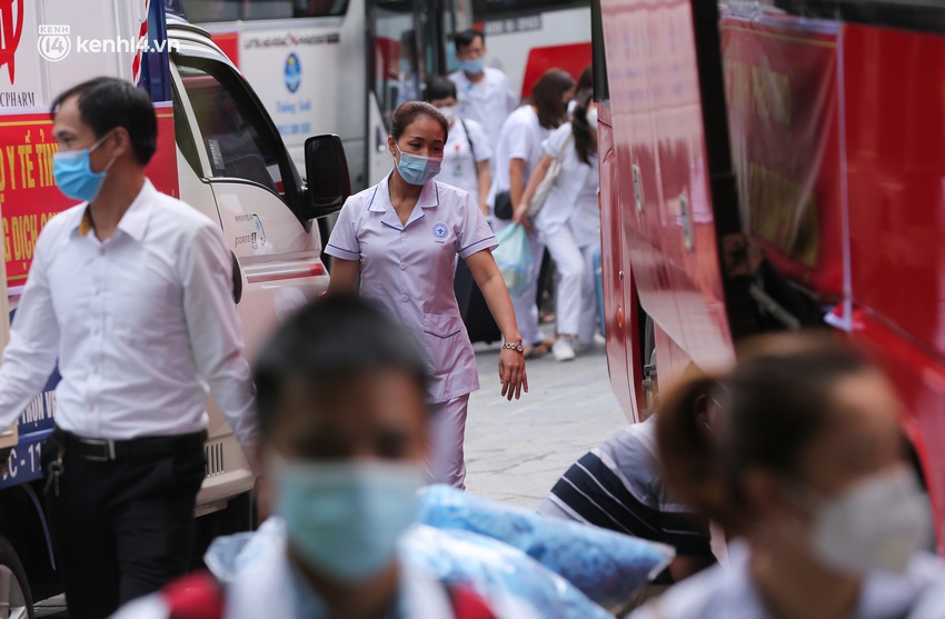 Ảnh: 500 cán bộ y tế tỉnh Phú Thọ đã có mặt tại Hà Nội, sẵn sàng hỗ trợ Thủ đô xét nghiệm và tiêm vaccine toàn dân - Ảnh 8.
