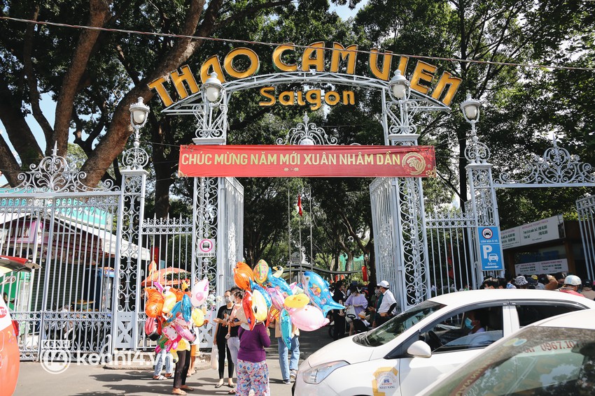 Thảo Cầm Vi&ecirc;n đ&ocirc;ng nghẹt trong ng&agrave;y đầu năm mới 2022: B&atilde;i xe chật k&iacute;n, kh&aacute;ch dựng lều nghỉ m&aacute;t ăn uống - Ảnh 1.