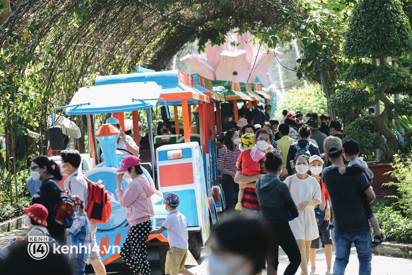 Thảo Cầm Vi&ecirc;n đ&ocirc;ng nghẹt trong ng&agrave;y đầu năm mới 2022: B&atilde;i xe chật k&iacute;n, kh&aacute;ch dựng lều nghỉ m&aacute;t ăn uống - Ảnh 12.