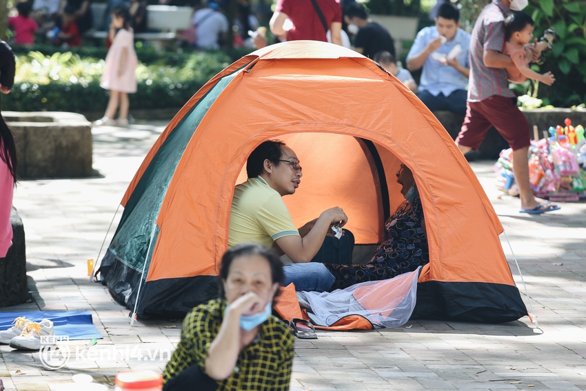 Thảo Cầm Vi&ecirc;n đ&ocirc;ng nghẹt trong ng&agrave;y đầu năm mới 2022: B&atilde;i xe chật k&iacute;n, kh&aacute;ch dựng lều nghỉ m&aacute;t ăn uống - Ảnh 10.