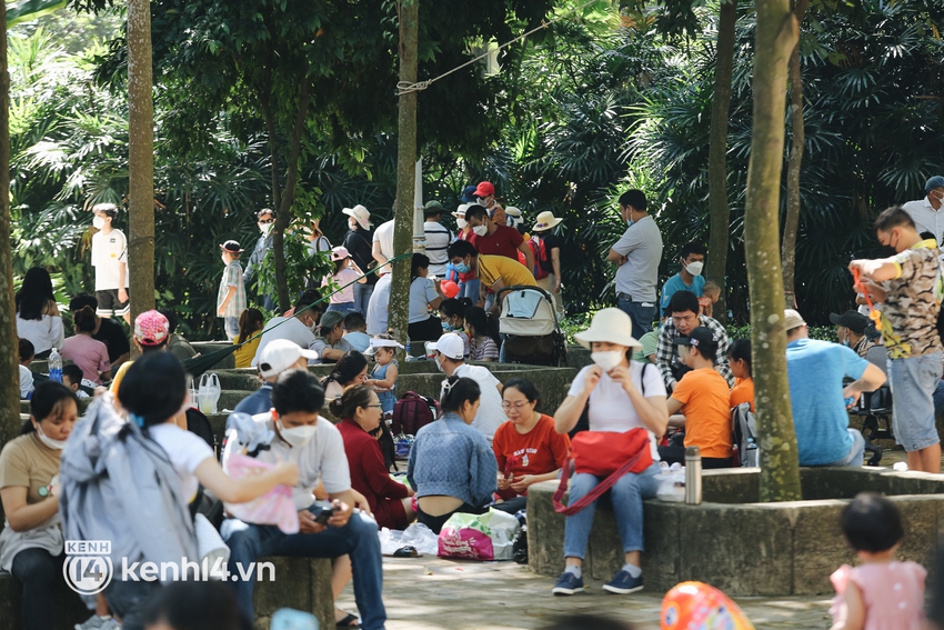 Thảo Cầm Vi&ecirc;n đ&ocirc;ng nghẹt trong ng&agrave;y đầu năm mới 2022: B&atilde;i xe chật k&iacute;n, kh&aacute;ch dựng lều nghỉ m&aacute;t ăn uống - Ảnh 9.