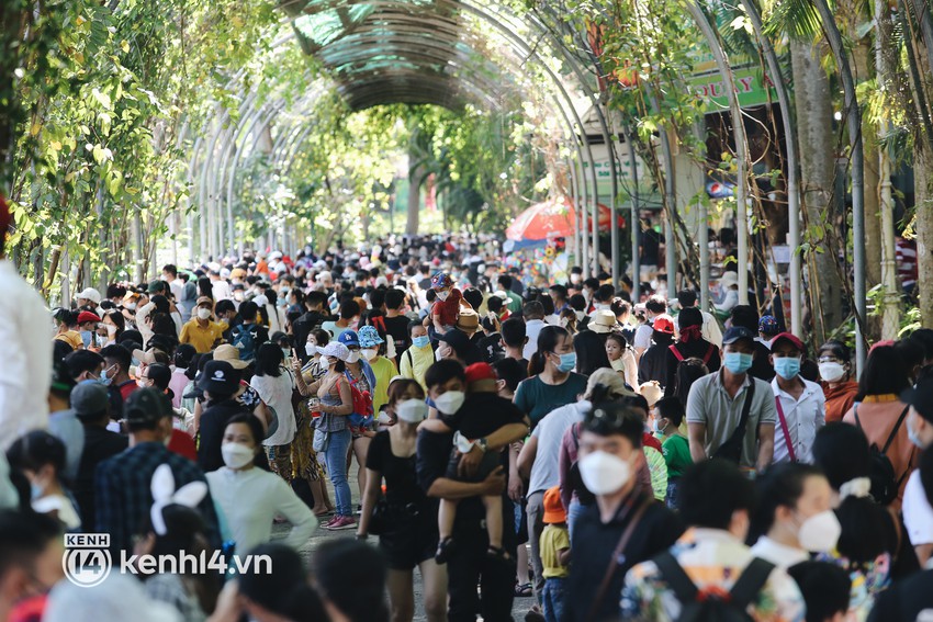 Thảo Cầm Vi&ecirc;n đ&ocirc;ng nghẹt trong ng&agrave;y đầu năm mới 2022: B&atilde;i xe chật k&iacute;n, kh&aacute;ch dựng lều nghỉ m&aacute;t ăn uống - Ảnh 16.