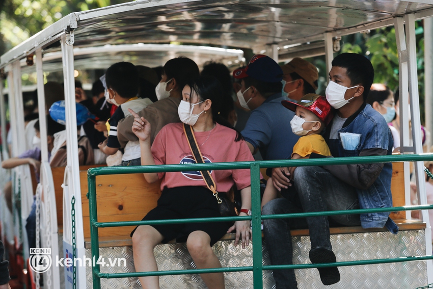 Thảo Cầm Vi&ecirc;n đ&ocirc;ng nghẹt trong ng&agrave;y đầu năm mới 2022: B&atilde;i xe chật k&iacute;n, kh&aacute;ch dựng lều nghỉ m&aacute;t ăn uống - Ảnh 13.