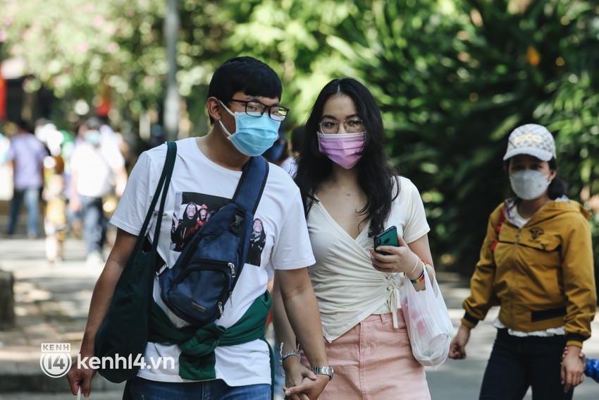 Thảo Cầm Vi&ecirc;n đ&ocirc;ng nghẹt trong ng&agrave;y đầu năm mới 2022: B&atilde;i xe chật k&iacute;n, kh&aacute;ch dựng lều nghỉ m&aacute;t ăn uống - Ảnh 8.