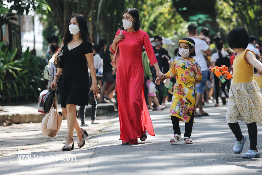Thảo Cầm Vi&ecirc;n đ&ocirc;ng nghẹt trong ng&agrave;y đầu năm mới 2022: B&atilde;i xe chật k&iacute;n, kh&aacute;ch dựng lều nghỉ m&aacute;t ăn uống - Ảnh 11.