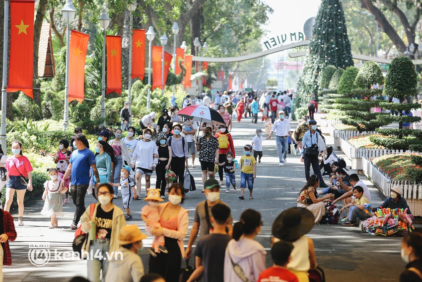 Thảo Cầm Vi&ecirc;n đ&ocirc;ng nghẹt trong ng&agrave;y đầu năm mới 2022: B&atilde;i xe chật k&iacute;n, kh&aacute;ch dựng lều nghỉ m&aacute;t ăn uống - Ảnh 5.