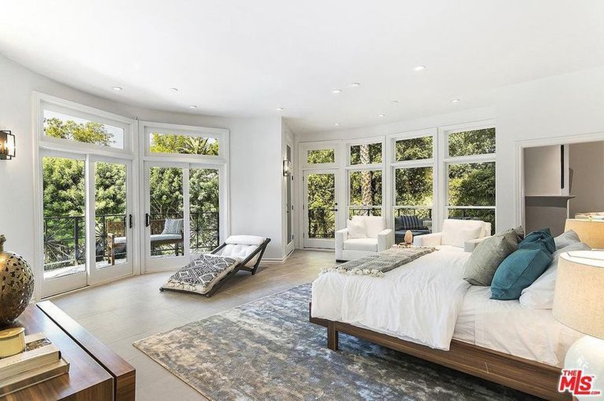 See Selena Gomez's 4.9 million dollar mansion - a place that helps her stay comfortably hidden, away from "inhaling drama" prosperous place - Photo 9.