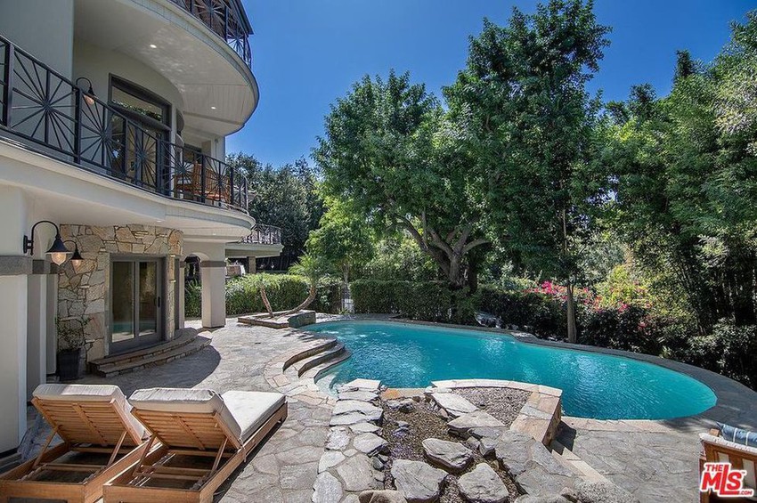 See Selena Gomez's 4.9 million dollar mansion - a place that helps her stay comfortably hidden, away from "inhaling drama" prosperous place - Photo 2.