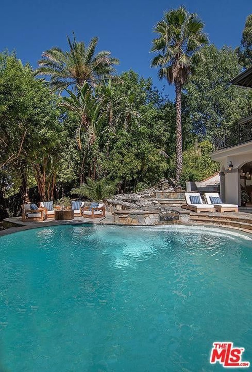 See Selena Gomez's 4.9 million dollar mansion - a place that helps her stay comfortably hidden, away from "inhaling drama" prosperous place - Photo 2.