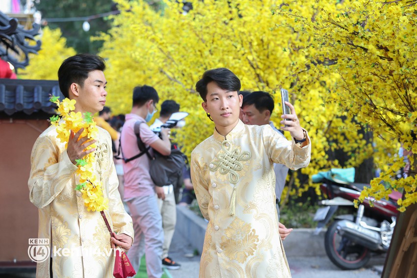 Ảnh: Phố &ocirc;ng đồ, đường mai v&agrave;ng ở TP.HCM đ&atilde; mở cửa, kh&ocirc;ng kh&iacute; Tết tr&agrave;n ngập hơn bao giờ hết - Ảnh 17.