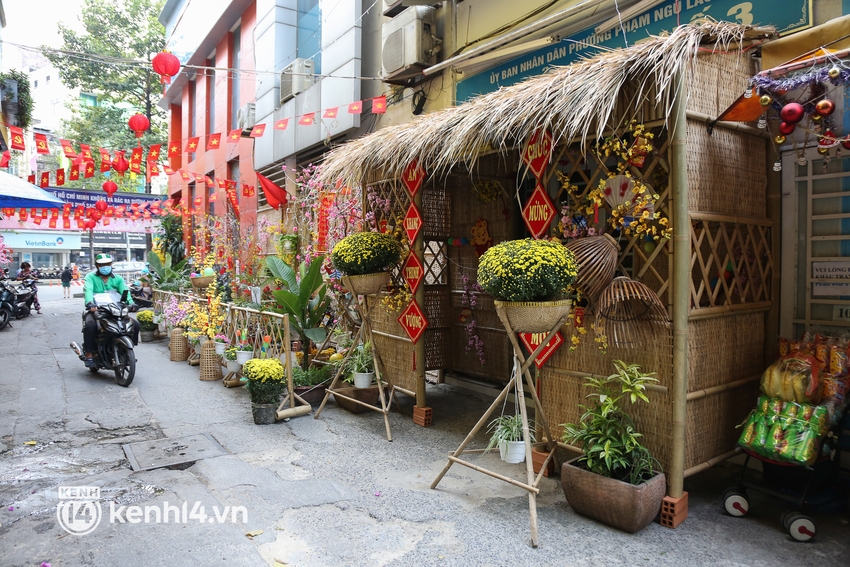 Mùi của Tết đã len lỏi vào từng con hẻm ở trung tâm TP.HCM, khi người dân góp tiền để làm những đường hoa mini - Ảnh 3.