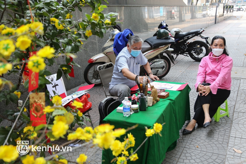 Mùi của Tết đã len lỏi vào từng con hẻm ở trung tâm TP.HCM, khi người dân góp tiền để làm những đường hoa mini - Ảnh 16.