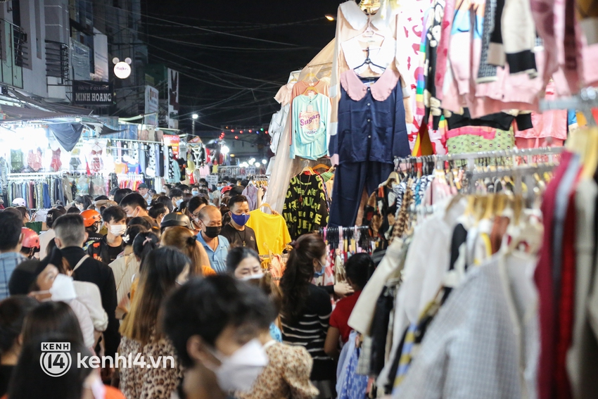 Chợ thời trang lớn nhất TP.HCM chật kín người mua sắm Tết, an ninh siết chặt ngăn chặn khách bị móc túi - Ảnh 14.