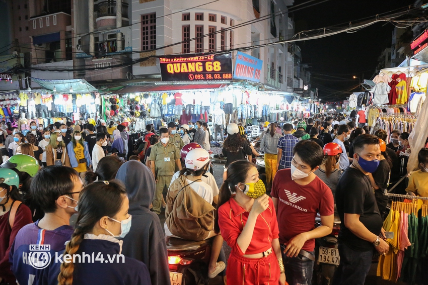 Chợ thời trang lớn nhất TP.HCM chật kín người mua sắm Tết, an ninh siết chặt ngăn chặn khách bị móc túi - Ảnh 2.