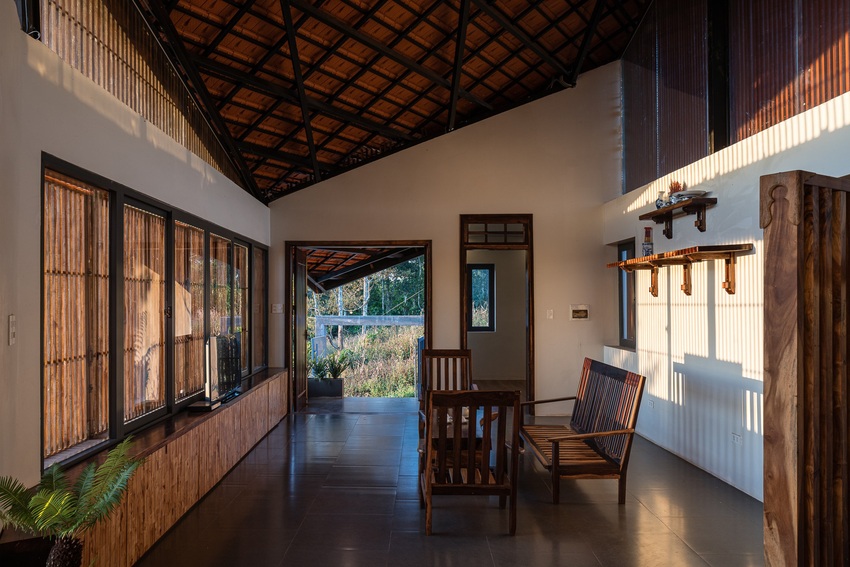 Nhà mái ngói hình lá sầu riêng của đôi vợ chồng trẻ miền Trung lên Đắk Nông lập nghiệp, đạt giải Bạc Kiến trúc Quốc gia 2021 - Ảnh 5.