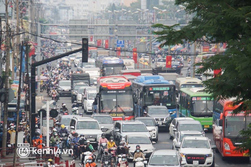 Ảnh: Cửa ngõ sân bay Tân Sơn Nhất, bến xe Miền Đông kẹt xe từ trưa đến chiều ngày cận Tết - Ảnh 1.