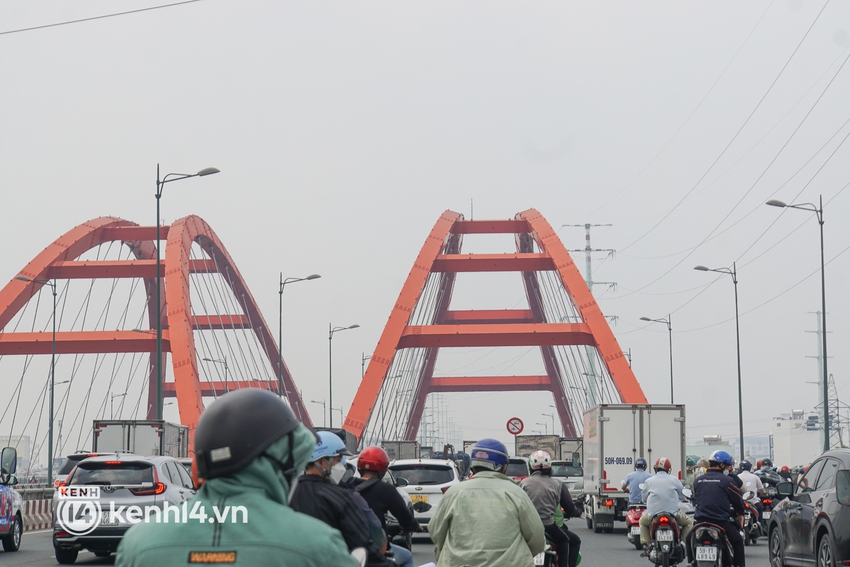 Ảnh: Cửa ngõ sân bay Tân Sơn Nhất, bến xe Miền Đông kẹt xe từ trưa đến chiều ngày cận Tết - Ảnh 12.