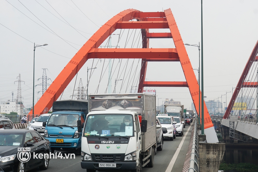 Ảnh: Cửa ngõ sân bay Tân Sơn Nhất, bến xe Miền Đông kẹt xe từ trưa đến chiều ngày cận Tết - Ảnh 5.