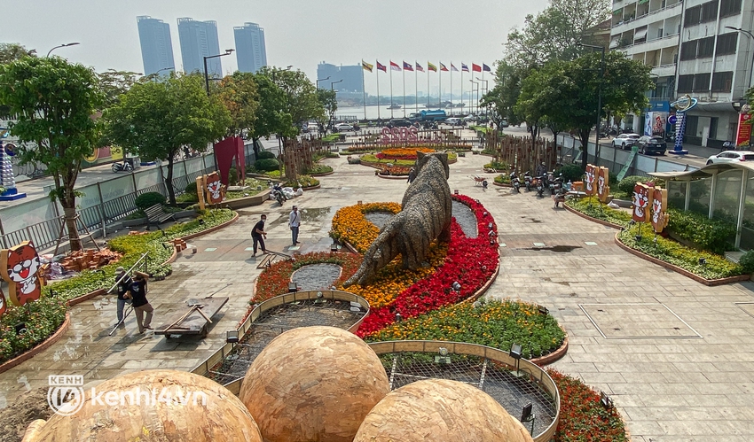 Ảnh: Cận cảnh những chú hổ đầy khí chất trên đường hoa Nguyễn Huệ Tết Nhâm Dần 2022 - Ảnh 1.