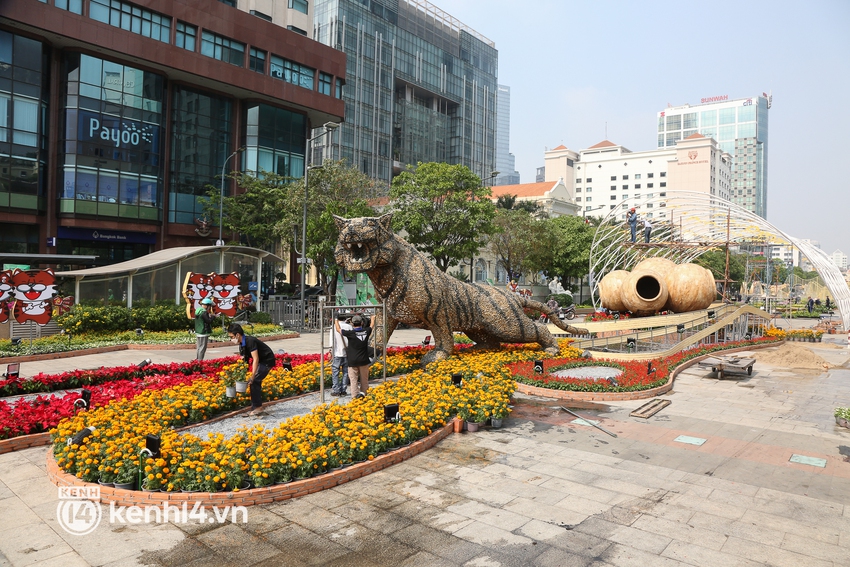 Ảnh: Cận cảnh những chú hổ đầy khí chất trên đường hoa Nguyễn Huệ Tết Nhâm Dần 2022 - Ảnh 2.