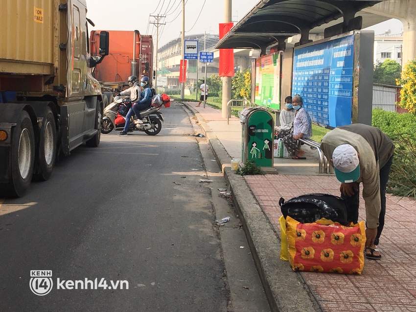 Cửa ngõ TP.HCM tê liệt 3 ngày liên tiếp dịp cận Tết, tài xế xuống giữa đường ngồi ăn cơm - Ảnh 10.